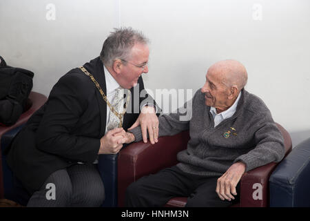 Biggin Hill, Regno Unito. Xiii Febbraio, 2017. Ian Payne, Sindaco di Bromley e 100 anno vecchio Ray Roberts assistere al lancio del centenario celebrazioni dell anno a Londra Biggin Hill Aeroporto. Dopo un discorso circa il prossimo anno centenario eventi da MD Curtis l'ospite VIP sono saliti a bordo di un Spitfire per un breve volo locale e quindi è stata trattata per un pranzo celebrativo Credito: Keith Larby/Alamy Live News Foto Stock