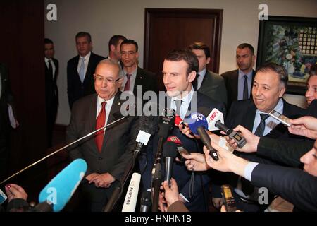 Algeria Algeri. Xiii Febbraio, 2017. Ministro algerino per gli Affari Esteri Ramtane Lamamra (L) con Emmanuel Macron fondatore del movimento politico "En marche!" (R) e candidato per il 2017 elezione presidenziale in occasione di una conferenza stampa in Algeria Algeri, 13 febbraio 2017. Credito: imagespic/Alamy Live News Foto Stock