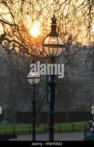 Hyde Park, London, Regno Unito. Xiii Febbraio, 2017. Il sole tramonta in Hyde Park. Credito: Matteo Chattle/Alamy Live News Foto Stock