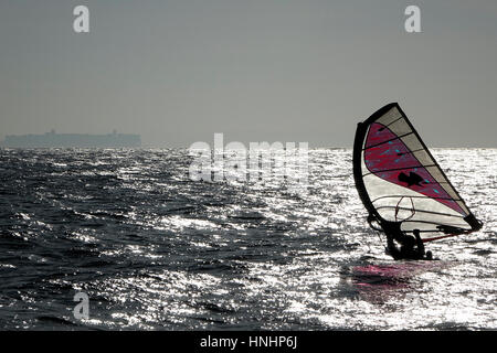 Beachlands, Hayling Island, Regno Unito. Il 13 febbraio 2017. Regno Unito Meteo. Soleggiato ma ventoso condizioni ha prevalso durante tutta la giornata sulla costa sud dell'Inghilterra. Un windsurf in difficoltà off Hayling Island in Hampshire. Credito: James jagger/Alamy Live News Foto Stock