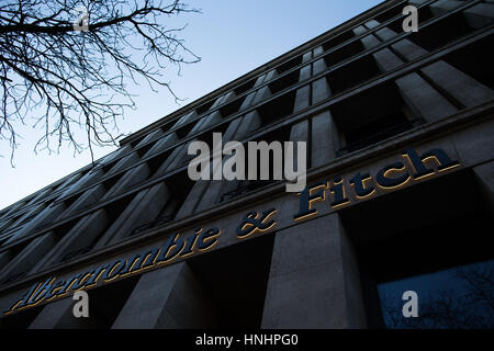 Duesseldorf, Germania. Xiii Febbraio, 2017. Vista di un negozio di abbigliamento di marca Abercrombie & Fitch, fotografata sul Koenigsallee a Duesseldorf in Germania, 13 febbraio 2017. Foto: Rolf Vennenbernd/dpa/Alamy Live News Foto Stock