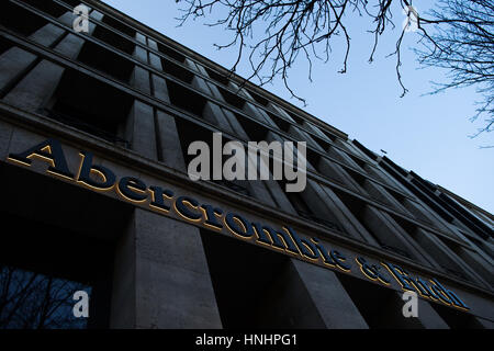 Duesseldorf, Germania. Xiii Febbraio, 2017. Vista di un negozio di abbigliamento di marca Abercrombie & Fitch, fotografata sul Koenigsallee a Duesseldorf in Germania, 13 febbraio 2017. Foto: Rolf Vennenbernd/dpa/Alamy Live News Foto Stock