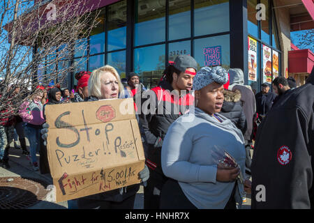 Hazel Park, Michigan, Stati Uniti d'America. Xiii Febbraio, 2017. Il fast food i lavoratori e i loro sostenitori picket un Hardee's restaurant per protestare contro il Presidente Trump's selezione di Andrew Puzder come segretario di lavoro. Puzder è amministratore delegato di CKE ristoranti, che possiede Hardee's e Carl's Jr. si oppone a aumentare il salario minimo. Credito: Jim West/Alamy Live News Foto Stock