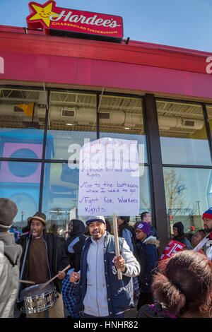 Hazel Park, Michigan, Stati Uniti d'America. Xiii Febbraio, 2017. Il fast food i lavoratori e i loro sostenitori picket un Hardee's restaurant per protestare contro il Presidente Trump's selezione di Andrew Puzder come segretario di lavoro. Puzder è amministratore delegato di CKE ristoranti, che possiede Hardee's e Carl's Jr. si oppone a aumentare il salario minimo. Credito: Jim West/Alamy Live News Foto Stock