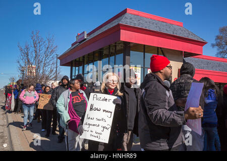 Hazel Park, Michigan, Stati Uniti d'America. Xiii Febbraio, 2017. Il fast food i lavoratori e i loro sostenitori picket un Hardee's restaurant per protestare contro il Presidente Trump's selezione di Andrew Puzder come segretario di lavoro. Puzder è amministratore delegato di CKE ristoranti, che possiede Hardee's e Carl's Jr. si oppone a aumentare il salario minimo. Credito: Jim West/Alamy Live News Foto Stock