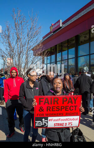 Hazel Park, Michigan, Stati Uniti d'America. Xiii Febbraio, 2017. Il fast food i lavoratori e i loro sostenitori picket un Hardee's restaurant per protestare contro il Presidente Trump's selezione di Andrew Puzder come segretario di lavoro. Puzder è amministratore delegato di CKE ristoranti, che possiede Hardee's e Carl's Jr. si oppone a aumentare il salario minimo. Credito: Jim West/Alamy Live News Foto Stock