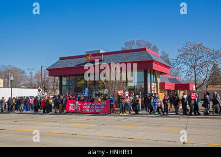 Hazel Park, Michigan, Stati Uniti d'America. Xiii Febbraio, 2017. Il fast food i lavoratori e i loro sostenitori picket un Hardee's restaurant per protestare contro il Presidente Trump's selezione di Andrew Puzder come segretario di lavoro. Puzder è amministratore delegato di CKE ristoranti, che possiede Hardee's e Carl's Jr. si oppone a aumentare il salario minimo. Credito: Jim West/Alamy Live News Foto Stock