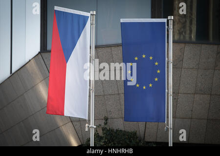 Berlino, Germania. Xiii Febbraio, 2017. Repubblica ceca e bandiera UE sono visti di fronte all'ambasciata ceca il 13 febbraio, 2017. Credito: Willem Arriens/Alamy Live News Foto Stock