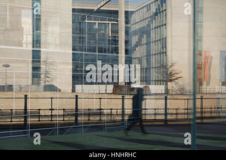 Berlino, Germania. Xiii Febbraio, 2017. Un uomo camminare davanti a un edificio governativo si vede riflessa in una parete di vetro su 13 Febbraio, 2017. Credito: Willem Arriens/Alamy Live News Foto Stock
