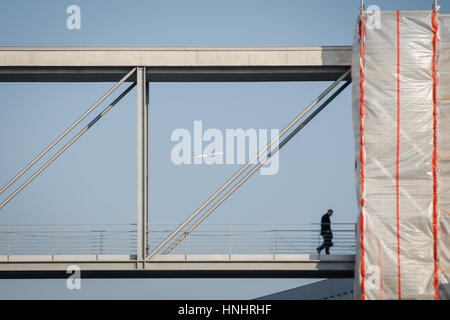 Berlino, Germania. Xiii Febbraio, 2017. Un passeggero jet è visto volare sopra la città il 13 febbraio, 2017. Credito: Willem Arriens/Alamy Live News Foto Stock