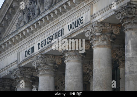 Berlino, Germania. Xiii Febbraio, 2017. Il popolo tedesco è visibile sulla facciata anteriore del parlamento tedesco il 13 febbraio, 2017. In settembre i tedeschi avrà la possibilità di scegliere un nuovo governo nelle elezioni parlamentari. Credito: Willem Arriens/Alamy Live News Foto Stock