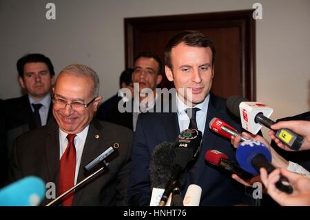 Algeri. Xiii Febbraio, 2017. Visita presidenziale francese candidato Emmanuel Macron (R, anteriore) parla alla stampa dopo un incontro con il Ministro degli esteri algerino Ramtane Lamamra (L, anteriore) ad Algeri, Algeria, il 13 febbraio, 2017. Elezioni presidenziali francesi candidato Emmanuel Macron lunedì ha iniziato una visita di due giorni in Algeria come parte della sua campagna per guadagnare i voti dei cittadini Franco-Algerian stabilita in Francia. Credito: Xinhua/Alamy Live News Foto Stock