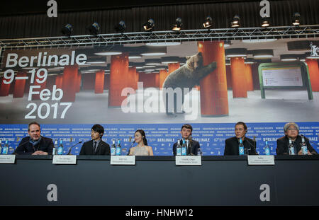 Berlino, Germania. Xiii Febbraio, 2017. Membri del cast di partecipare alla conferenza stampa del film 'Mr. Lungo' durante la 67th Festival Internazionale del Cinema di Berlino a Berlino, capitale della Germania, il 13 febbraio, 2017. Credito: Shan Yuqi/Xinhua/Alamy Live News Foto Stock