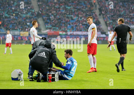 Di Lipsia Spieler Willi Orban (R) come Amburgo Mueller Nicolai è trattata durante la Bundesliga tedesca partita di calcio tra RB Leipzig e Hamburger SV in Red Bull Arena di Leipzig, Germania, 11 febbraio 2017. Foto: Jan Woitas/dpa-Zentralbild/dpa Foto Stock