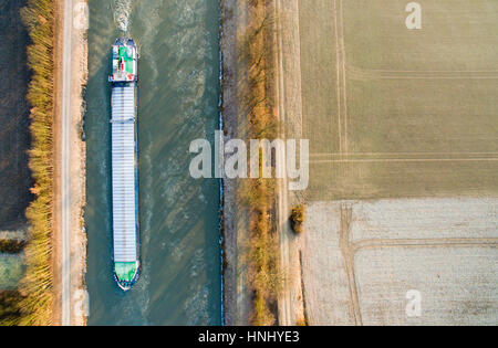 Hannover, Germania. Xiv Feb, 2017. Una chiatta passeggiate attraverso ice floes giù il Mittelland Canal vicino Sehnde nella regione di Hannover, Germania, 14 febbraio 2017. Foto: Julian Stratenschulte/dpa/Alamy Live News Foto Stock