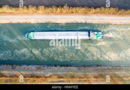 Hannover, Germania. Xiv Feb, 2017. Una chiatta passeggiate attraverso ice floes giù il Mittelland Canal vicino Sehnde nella regione di Hannover, Germania, 14 febbraio 2017. Foto: Julian Stratenschulte/dpa/Alamy Live News Foto Stock