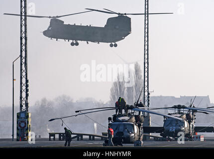 Bremerhaven, Germania. Xiv Feb, 2017. Un "noi" Chinook elicottero prende il largo per il funzionamento "Atlantic risolvere" da un molo del porto con noi "Black Hawk' di medie dimensioni per il trasporto in elicottero il colore di primo piano a Bremerhaven, Germania, 14 febbraio 2017. La US Army elicotteri sono state scaricate in Bremerhaven il 11 febbraio 2017. La elicotteri pesanti da trasporto sono tra le attrezzature militari che è quello di contribuire a rafforzare la NATO il fianco est durante il funzionamento. La prima destinazione è la MFG3 marine airbase in Nordholz per il rifornimento di carburante. Foto: Ingo Wagner/dpa/Alamy Live News Foto Stock