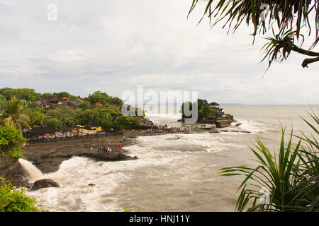 Dal Tempio Tanah Lot, Tabanan, West Bali durante la stagione dei monsoni Foto Stock