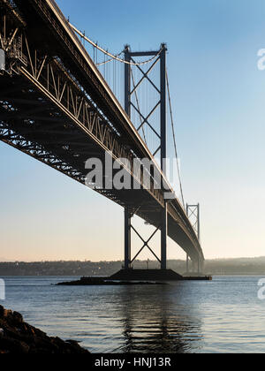 Il Forth Road Bridge da North Queensferry North Queensferry Fife Scozia Scotland Foto Stock