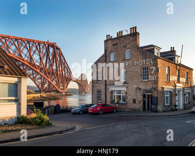 Forth Bridge e Albert Hotel a North Queensferry Fife Scozia Scotland Foto Stock