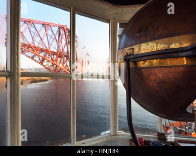 Forth Bridge dal Porto Torre Faro i mondi più piccolo faro di lavoro North Queensferry Fife Scozia Scotland Foto Stock