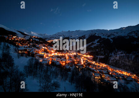 La piccola stazione sciistica città di Méribel al tramonto in inverno, Francia Foto Stock