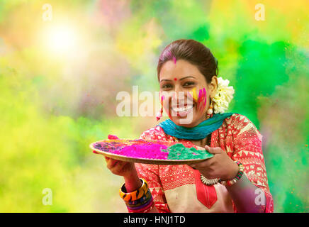 Ritratto di un adolescente ragazza indiana celebra Holi festival con abiti tradizionali e ornamenti Foto Stock