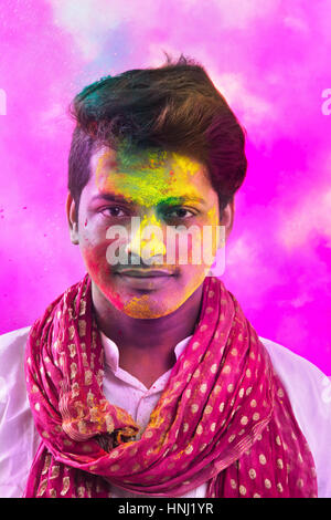 Ritratto di giovane uomo con della vernice sul viso durante Holi Foto Stock
