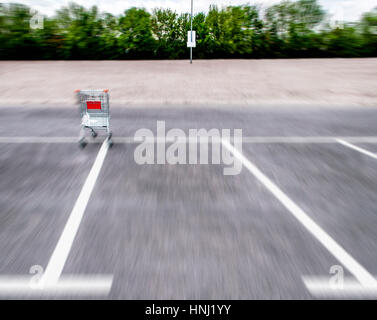 Svuotare il carrello su un vuoto parcheggio Foto Stock