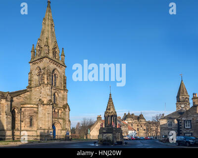 High Street con Chiesa Parrocchiale Croce di mercato e Palazzo di Falkland Fife Scozia Scotland Foto Stock