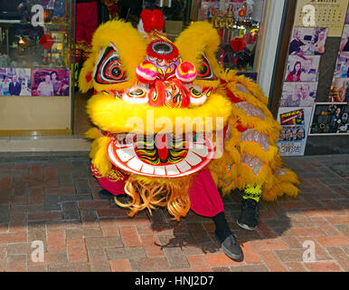 HONG KONG CIRCA NEL FEBBRAIO 2017. Eseguita in tutta la Cina, la tradizionale danza del Leone è sinonimo con il nuovo anno cinese e viene usato per allontanare bad sp Foto Stock