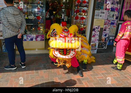 HONG KONG CIRCA NEL FEBBRAIO 2017. Eseguita in tutta la Cina, la tradizionale danza del Leone è sinonimo con il nuovo anno cinese e viene usato per allontanare bad sp Foto Stock