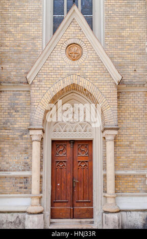 Rosso porta in legno della chiesa di catolic Foto Stock