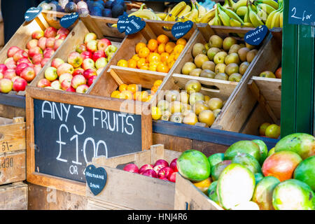 Frutta fresca in esposizione al mercato di Borough, Londra Foto Stock