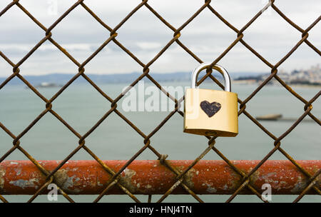 Amore tedesco dichiarazione su un lucchetto in San Francisco Golden Gate - Profondità di campo Foto Stock