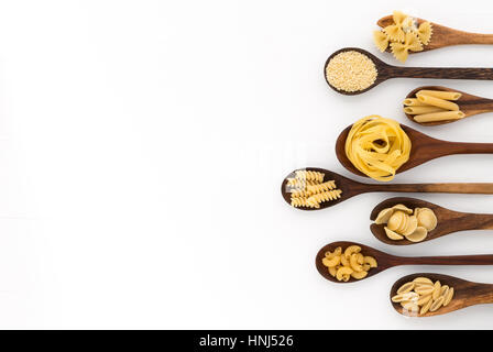 Selezione di pasta di penne, gnocchi, rigatoni, casarecce, fiorelli, farfalle, pasta un riso, orecchiette Pugliesi, gnocco Sardo e farfalle in legno Foto Stock