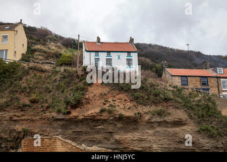 Le case su di una ripida collina che conduce in Staithes, North Yorkshire, Inghilterra, Regno Unito Foto Stock