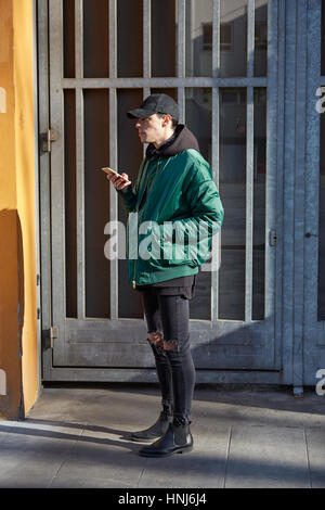 Milano - 17 gennaio: l uomo con il bombardiere verde camicia prima di Giorgio Armani fashion show, la Settimana della Moda Milanese street style on gennaio 17, 2017 a Milano. Foto Stock