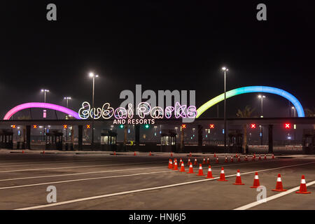 DUBAI, Emirati Arabi Uniti - dic 7, 2016: il Dubai Parchi e Resorts cancello di ingresso. Dubai, Emirati Arabi Uniti, Medio Oriente Foto Stock