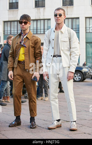 Due eleganti uomini prima di Salvatore Ferragamo fashion show, la Settimana della Moda Milanese street style on gennaio 15, 2017 a Milano. Foto Stock