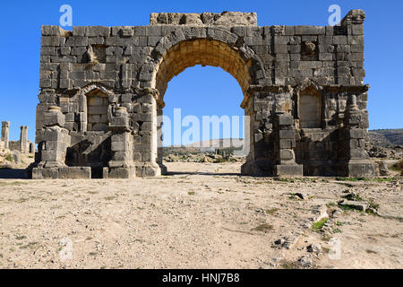 Ampio complesso di rovine della città romana Volubilis - di antica città capitale della Mauritania nella parte centrale del Marocco dalla città di Meknes. Il Foto Stock