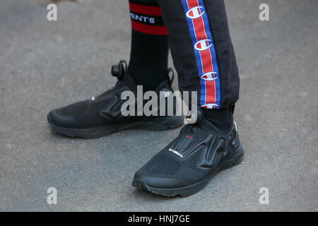 L'uomo con il nero Reebok Vetements scarpe prima N 21 fashion show, la Settimana della Moda Milanese street style on gennaio 16, 2017 a Milano. Foto Stock