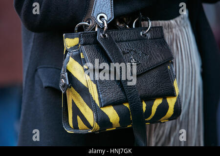 Donna con Vivienne Westwood nero e giallo cuoio sacco prima N 21 fashion show, la Settimana della Moda Milanese street style on gennaio 16, 2017. Foto Stock