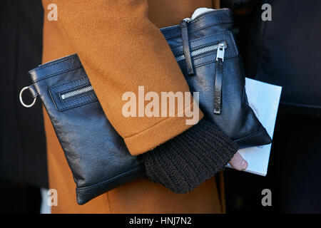 L'uomo con il nero borsa in pelle beige e rivestire prima di Etro fashion show, la Settimana della Moda Milanese street style on gennaio 16, 2017 a Milano. Foto Stock