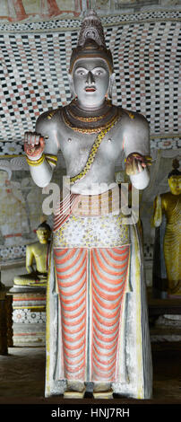 Interni di grotte in antico complesso buddista in dambulla tempio nella grotta. sri lanka. la fotografia è presentare la statua di Buddha Foto Stock