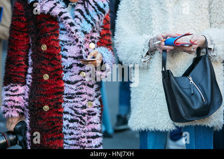 Le donne con il bianco e il rosso pelliccia prima di MSGM fashion show, la Settimana della Moda Milanese street style on gennaio 16, 2017 a Milano. Foto Stock