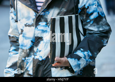 Uomo con strisce in bianco e nero, sacco prima MSGM fashion show, la Settimana della Moda Milanese street style on gennaio 16, 2017 a Milano. Foto Stock