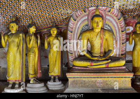 Interni di grotte in antico complesso buddista in Dambulla tempio nella grotta. Lo Sri Lanka. La fotografia è presentare la statua di Buddha Foto Stock