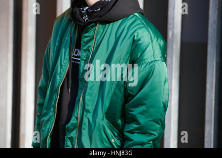 Uomo con bombardiere verde camicia prima di Giorgio Armani fashion show, la Settimana della Moda Milanese street style on gennaio 17, 2017 a Milano. Foto Stock