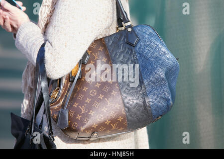 Uomo Con Louis Vuitton Bag Marrone E Giubbotto Di Guca Blu Con